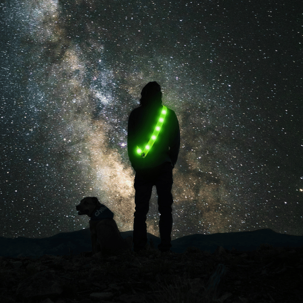 夏の夜に安全を確保するための必須アイテム:TERUI LightsのLEDライト付きベルトやタスキ