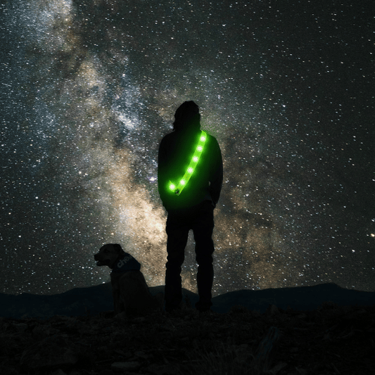 夏の夜に安全を確保するための必須アイテム:TERUI LightsのLEDライト付きベルトやタスキ
