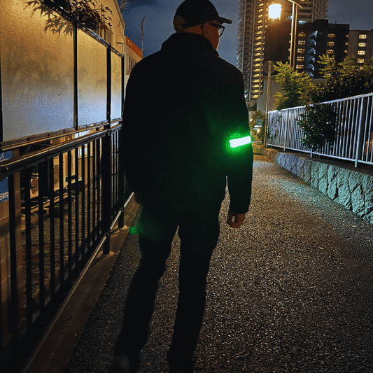 ジャケット上からも装着OK!冬の夜道に安心なLED充電式アームバンド